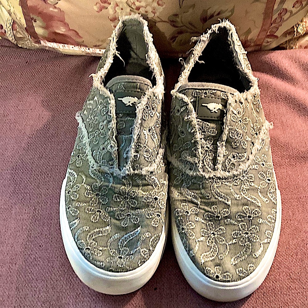 EUC RocketDog gray embroidered flower slip on shoes